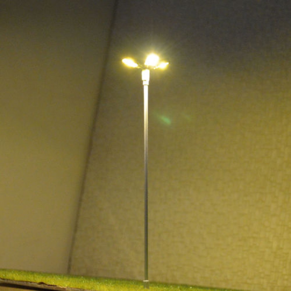 1 x  HO/OO scale Model Floodlight warm white LED made Lamppost long life #014